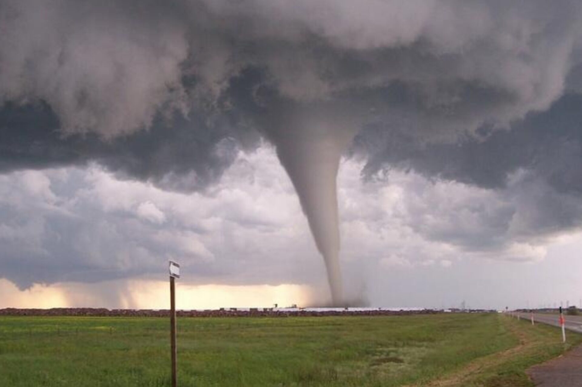 Differences of Tornadoes and Downbursts - Premier Claims